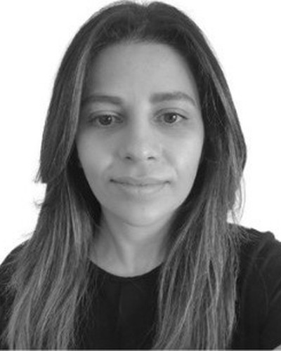Retrato de Gökçe Uzun Karabayraktar
