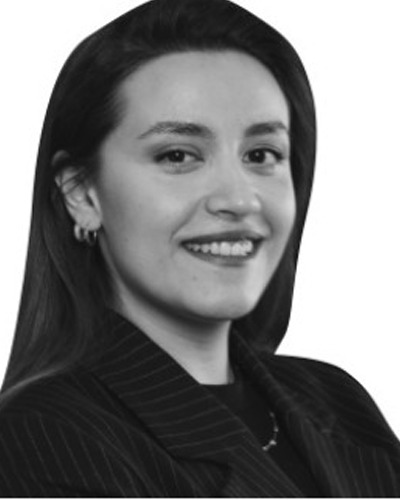 Retrato de Yağmur Yollu