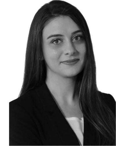 Retrato de Ece Şara Tarı